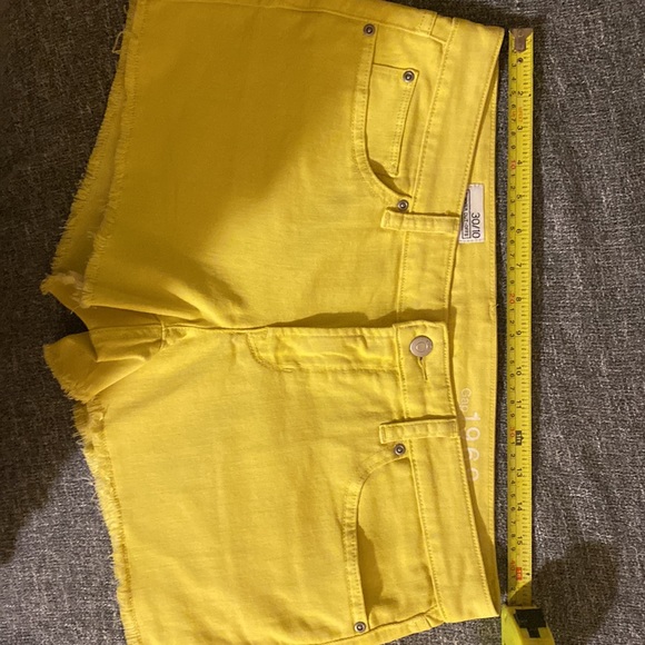 ✨BRAND NEW✨ GAP 1969 NEON YELLOW LOW RISE DENIM SHORTS FOR SUMMER - Picture 10 of 10